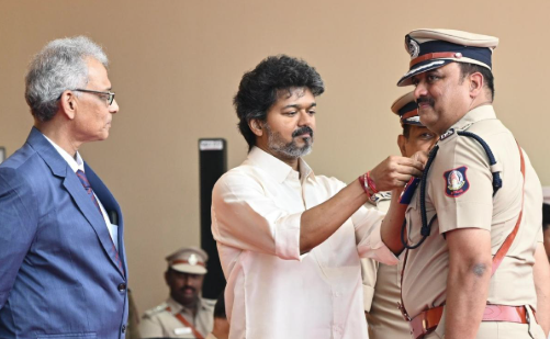 போதைப்பொருள் ஒழிப்பில் சிறப்பாக செயல்பட்ட காவலர்களுக்கு பதக்கம்: முதல்வர் விஜய் வழங்கினார்!